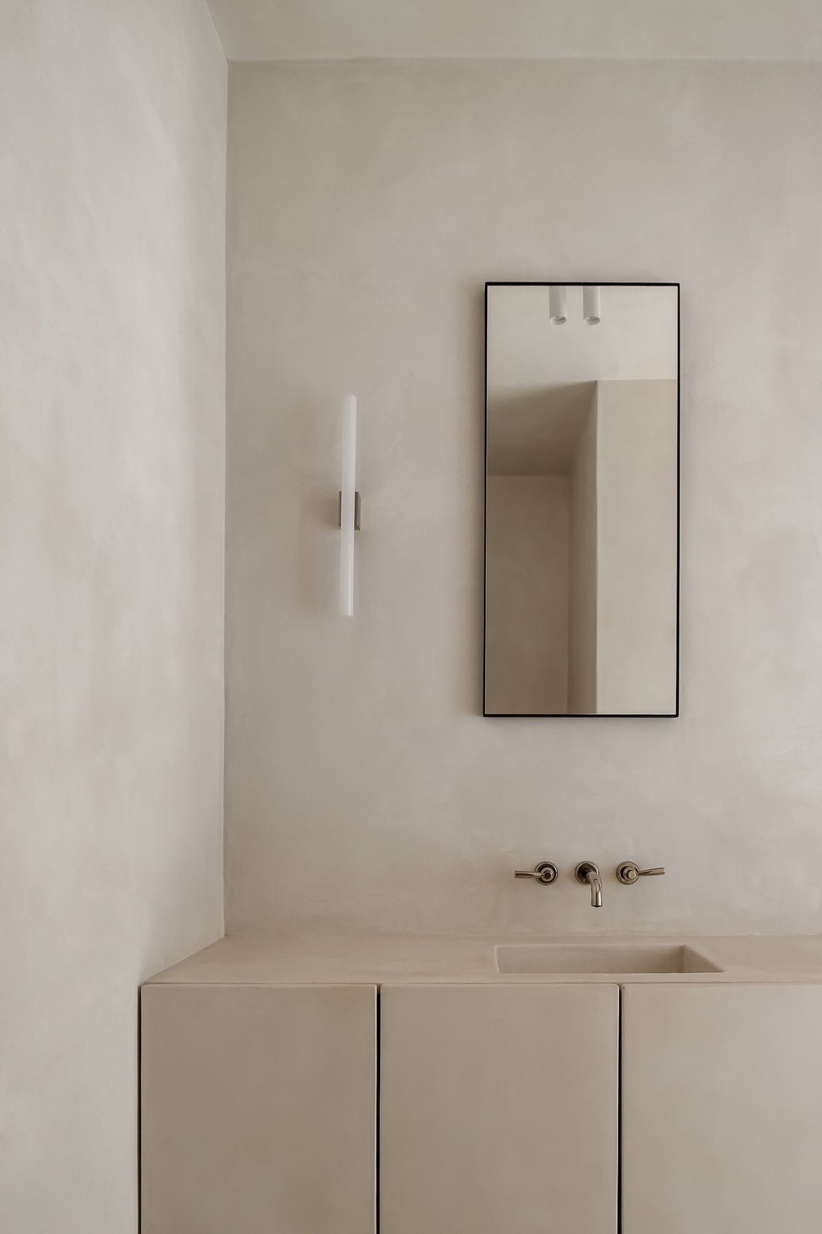 Authentic lime plaster application showing traditional Italian technique